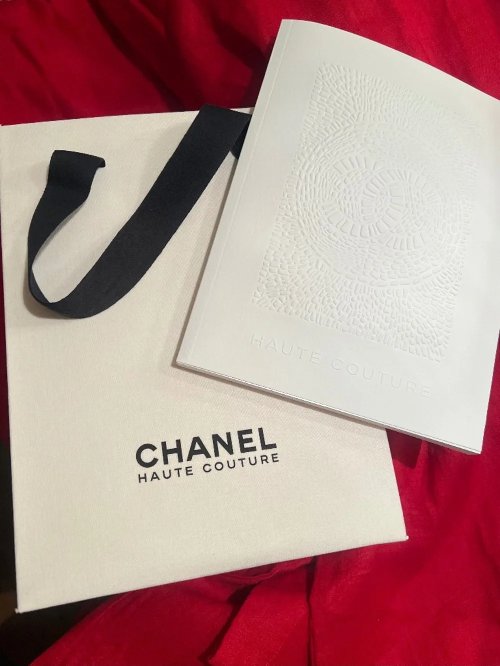 New 2020 CHANEL Haute Couture Printemps Été Collection Lookbook & Linen Bag